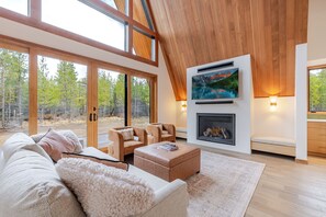 Smart TV, fireplace - Luxury A-Frame • Fire Pit • Hot Tub • EV charger • 4 Acres (Bend)