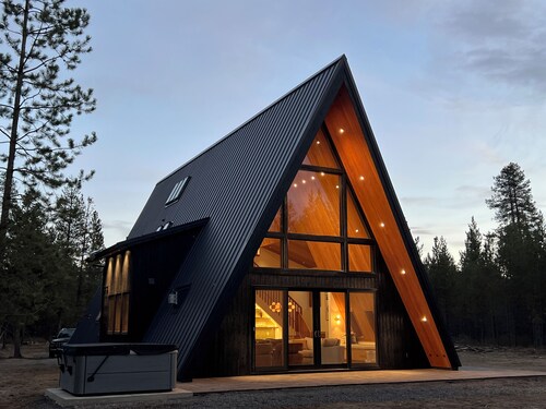 Luxury A-Frame • Fire Pit • Hot Tub • EV charger • 4 Acres