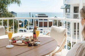 Outdoor dining - Praia on Moffat - Apartment at Moffat Beach with Sea View (Sunshine Coast)