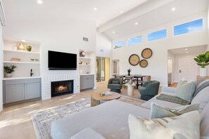 TV, ping pong - Palm Desert Golf Course Condo w/ Patio Views, Fireplace, Resort Pool & Mountain Backdrop (Palm Desert)