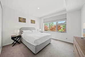 2 bedrooms, desk, iron/ironing board, WiFi - Tranquil 2-Bed Apartment in Kingston Foreshore (Kingston)