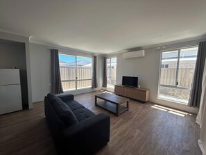 TV, offices - Spacious Karnup Home with 4 Bedrooms, Modern Kitchen & Private Parking (Karnup)