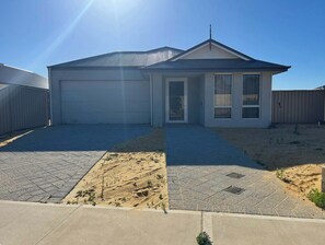 Exterior - Spacious Karnup Home with 4 Bedrooms, Modern Kitchen & Private Parking (Karnup)