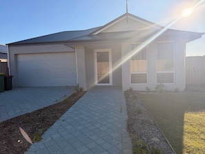 Exterior - Spacious Karnup Home with 4 Bedrooms, Modern Kitchen & Private Parking (Karnup)