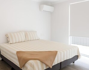 Iron/ironing board, WiFi, bed sheets, wheelchair access - Spacious Accessible with Bathrooms for Everyone (Alkimos)