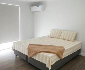 4 bedrooms, iron/ironing board, WiFi, bed sheets