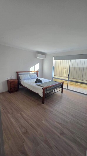 Iron/ironing board, WiFi, bed sheets, wheelchair access - Large bedrooms with bathrooms in each room! (Haynes)