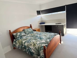 Iron/ironing board, WiFi - Spacious Piara Waters Home: 4 Bedrooms, Modern Kitchen & Fantastic Accessible Design (Piara Waters)