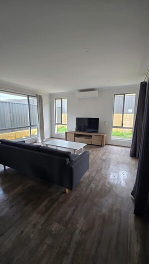 Televisión y oficina 