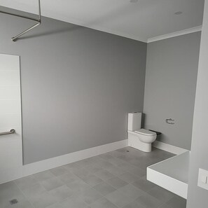 Shower, hair dryer, towels - Spacious Accessible with Bathrooms for Everyone. (Karnup)