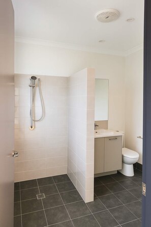 Regadera, secadora de cabello, toallas 