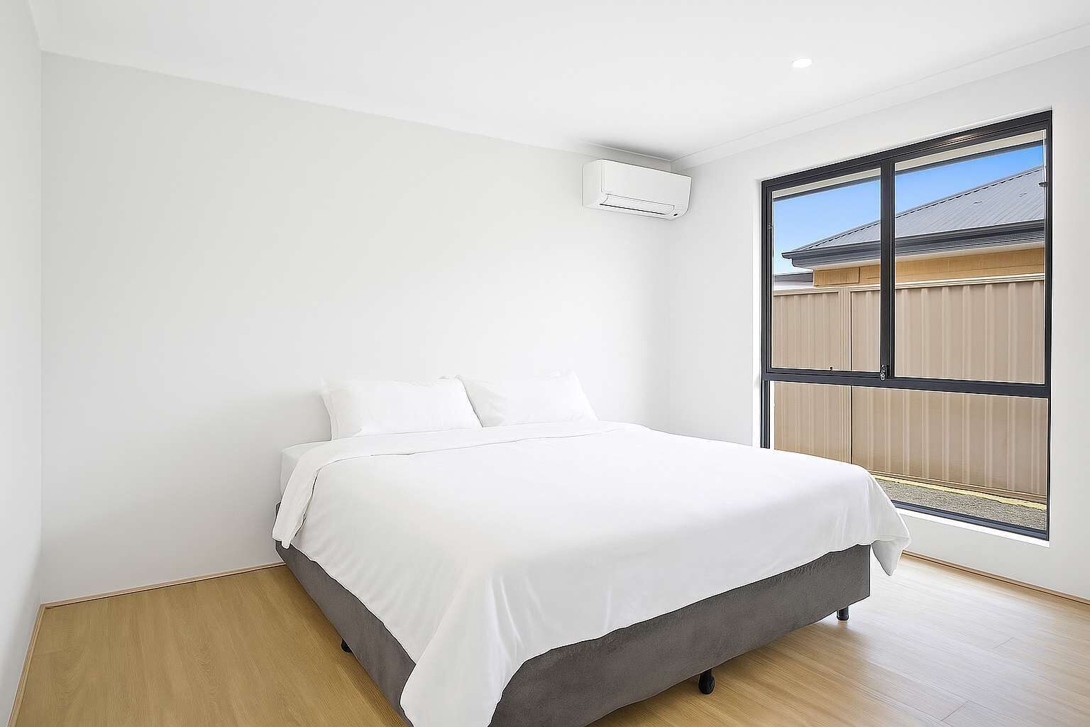 Tabla de planchar con plancha, wifi y ropa de cama 