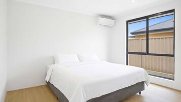 Tabla de planchar con plancha, wifi y ropa de cama