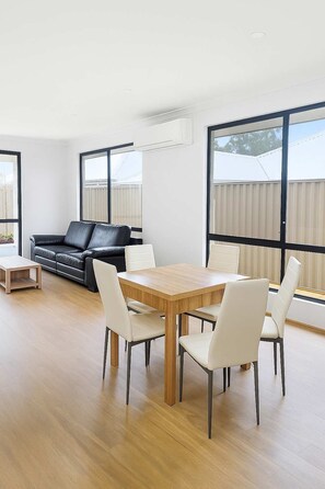 Interior - Byford Beauty Spacious Home with Large Bathrooms in each main room - Your Perfect Retreat! (Byford)