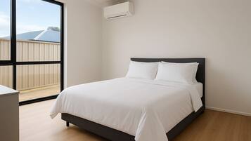 Tabla de planchar con plancha, wifi y ropa de cama