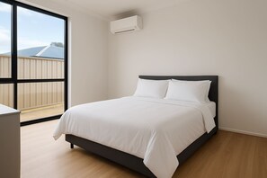 Tabla de planchar con plancha, wifi y ropa de cama 