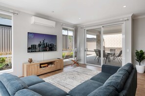 TV, offices - Large Mandogalup Family Retreat (Mandogalup)