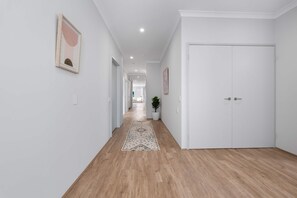 Interior - Large Mandogalup Family Retreat (Mandogalup)