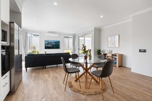 Interior - Large Mandogalup Family Retreat (Mandogalup)