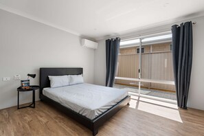 4 bedrooms, iron/ironing board, WiFi, bed sheets - Large Mandogalup Family Retreat (Mandogalup)