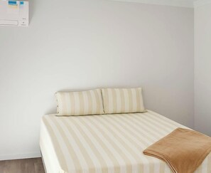 Iron/ironing board, WiFi, bed sheets, wheelchair access