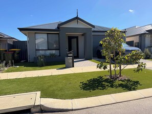 Exterior - Large Home Accessible Spacious and Ready to Enjoy (Wellard)