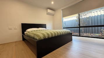 3 bedrooms, iron/ironing board, WiFi, bed sheets