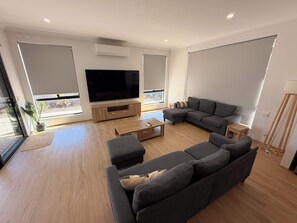 TV - Large Home Accessible Spacious and Ready to Enjoy (Wellard)