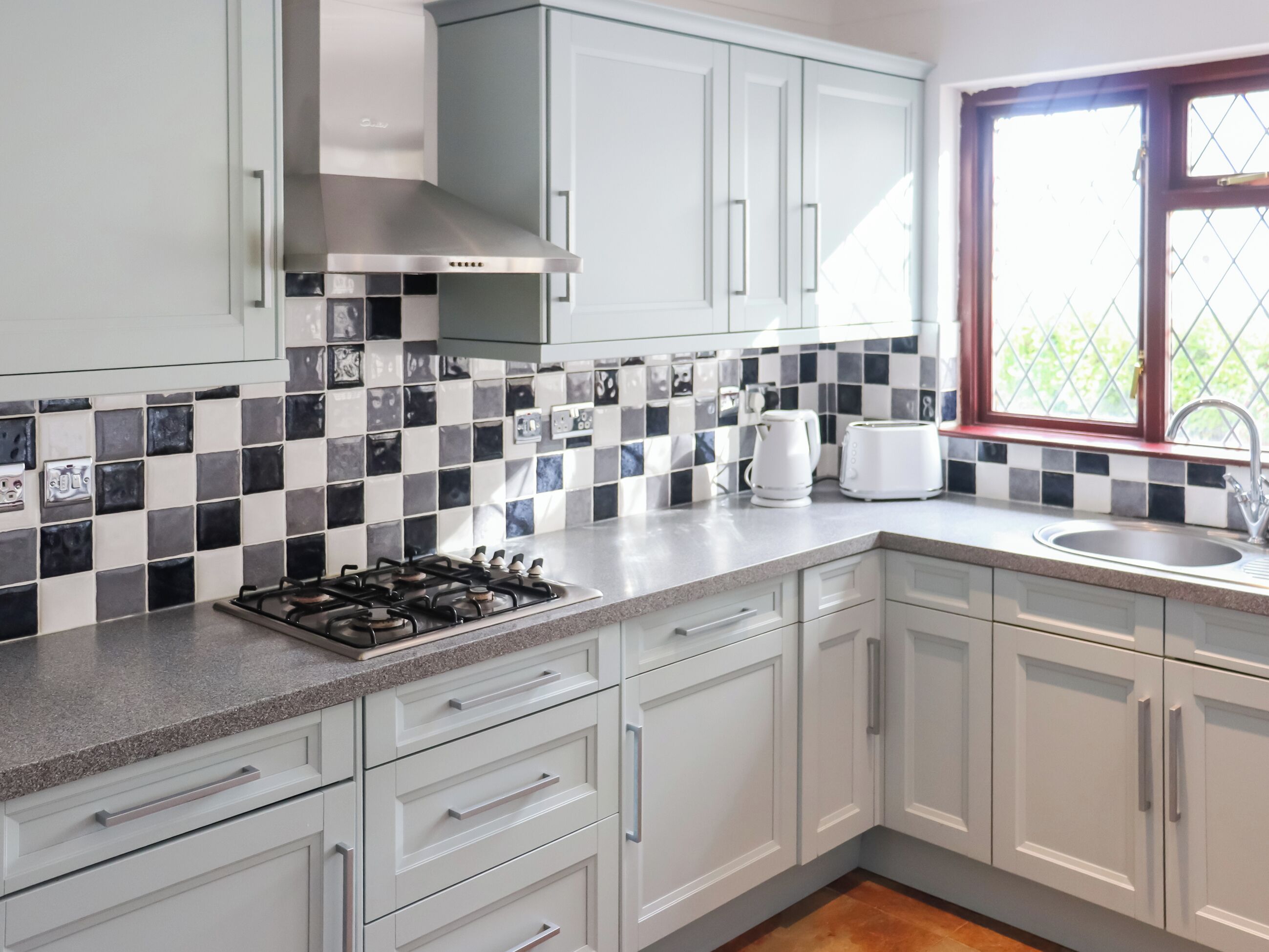 Lavavajillas y trona infantil