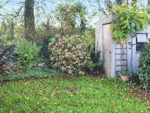 Property grounds - 2 bedroom accommodation in Tenby (Tenby)