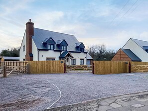 Exterior - Stylish modern home with games room, luxury kitchen and two en suite bedrooms. (Ross-on-Wye)