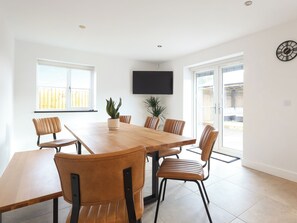 Dining - Stylish modern home with games room, luxury kitchen and two en suite bedrooms. (Ross-on-Wye)