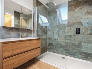 Towels - Stylish modern home with games room, luxury kitchen and two en suite bedrooms. (Ross-on-Wye)