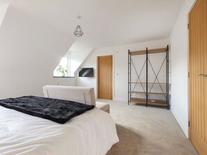 5 bedrooms, free WiFi - Stylish modern home with games room, luxury kitchen and two en suite bedrooms. (Ross-on-Wye)