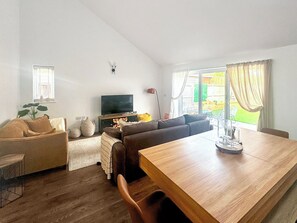 TV - Stunning house in a great location for seaside getaways. (Birchington)