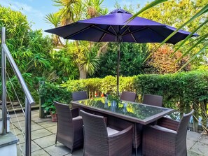 Outdoor dining - 4 bedroom accommodation in Salcombe (Salcombe)