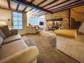 TV, fireplace - 3 bedroom accommodation in Chipping Norton (Chipping Norton)