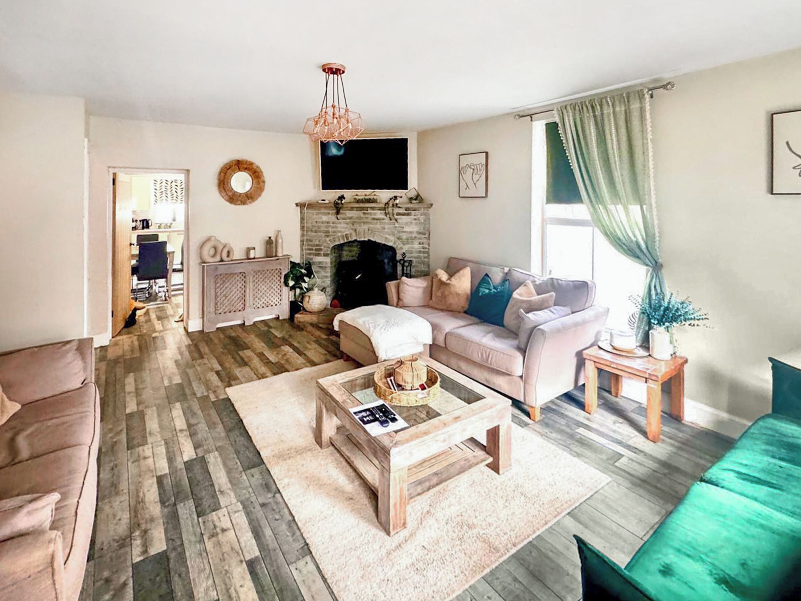 TV, fireplace