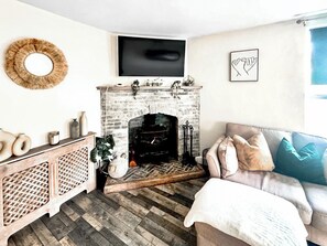 TV, fireplace - 2 bedroom accommodation in Birchington (Birchington)