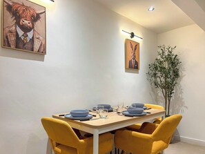 Dining - Mini Goose cottage - UKC7088 (Laycock)