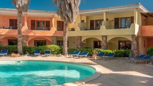A resort with a swimming pool, sun loungers, and a multi-story building with balconies. - Beautiful apartment for 4 guests with A/C, WIFI, pool, TV and pets allowed (Palau)