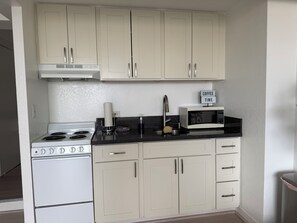 Private kitchen - Waikiki King Bed· 65”Screen@ No resort fee (Honolulu)