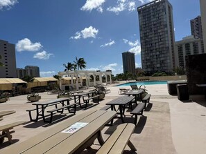 Outdoor pool - Waikiki King Bed· 65”Screen@ No resort fee (Honolulu)