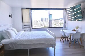 1 bedroom, iron/ironing board, WiFi - Waikiki King Bed· 65”Screen@ No resort fee (Honolulu)
