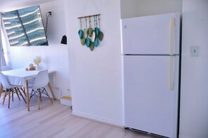 Dining - Waikiki King Bed· 65”Screen@ No resort fee (Honolulu)