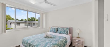 3 habitaciones, tabla de planchar con plancha, wifi y ropa de cama
