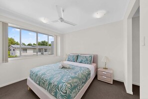 3 bedrooms, iron/ironing board, WiFi, bed sheets