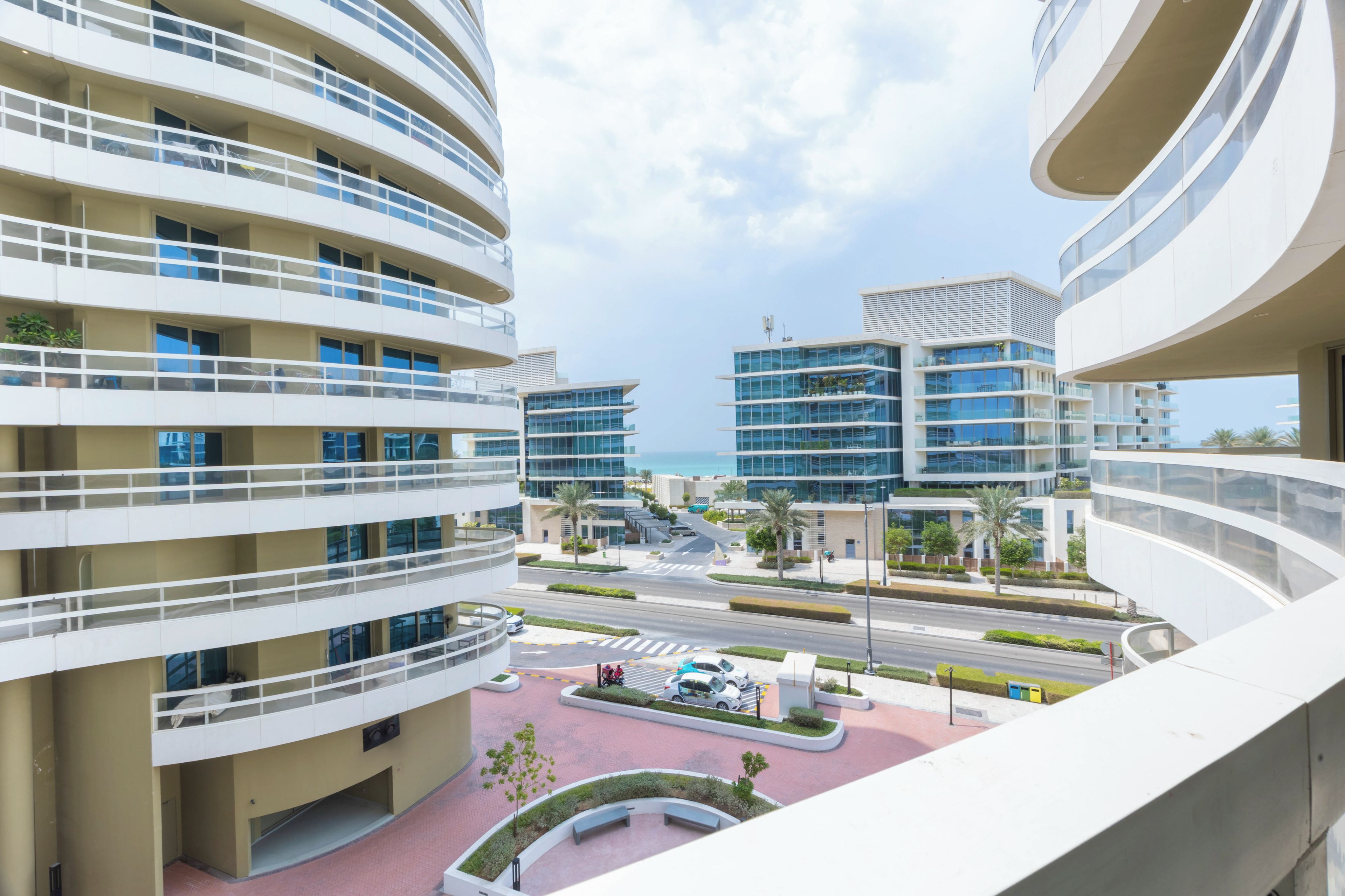 Un ensemble immobilier moderne doté de nombreux balcons et offrant une vue sur la rue.