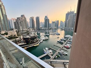 Marina - Free Infiniti Pool & Jacuzzi-Marina Dubai Luxury Stay in luxurious 1 BHK. (Dubai)