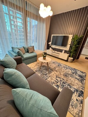 TV - Free Infiniti Pool & Jacuzzi-Marina Dubai Luxury Stay in luxurious 1 BHK. (Dubai)